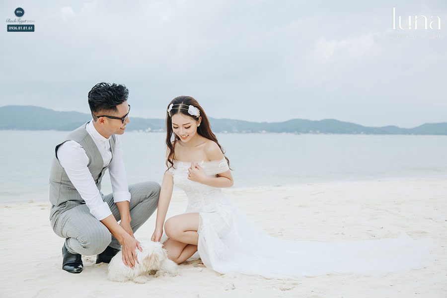 Tạo dáng chụp ảnh cưới bãi biển cùng thú cưng 