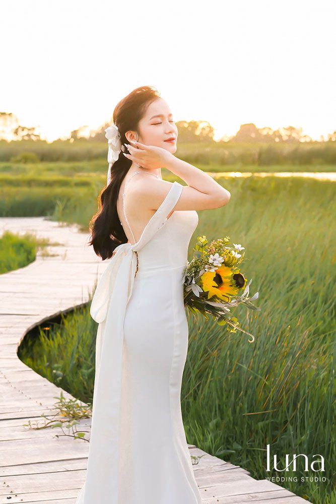Váy cưới hai dây quyến rũ