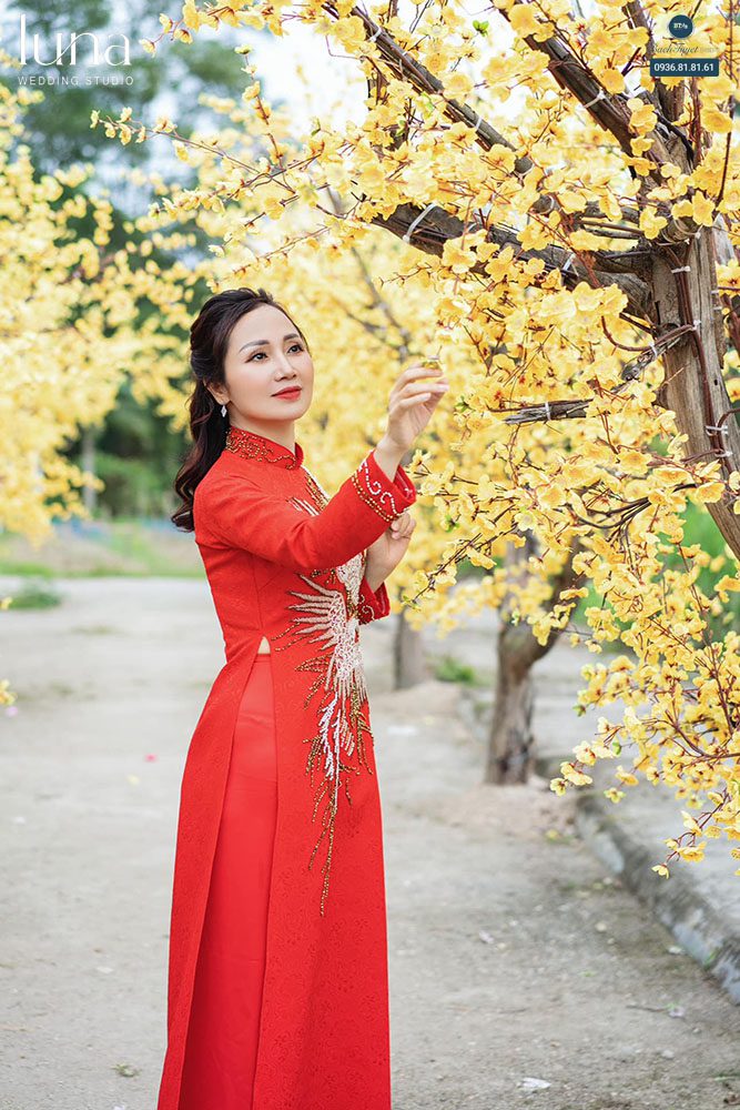 Chụp ảnh áo dài Tết với hoa