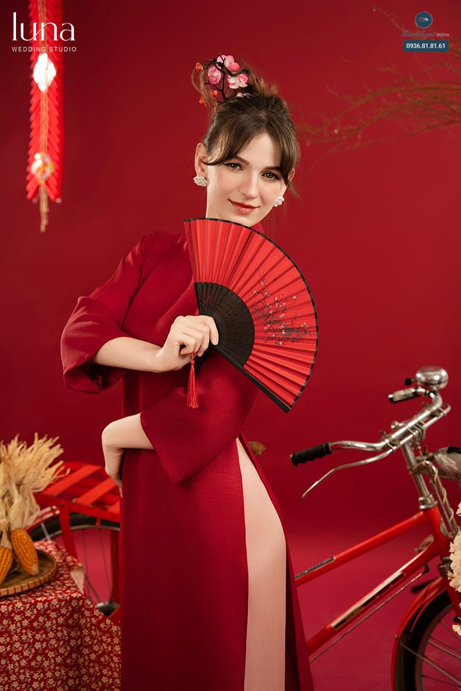 Chụp ảnh áo dài Tết với quạt giấy 