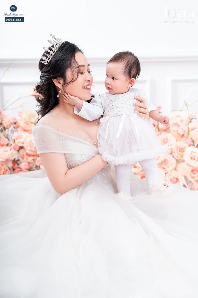 Cố gắng thu hút sự tập trung của trẻ khi chụp ảnh Tết 