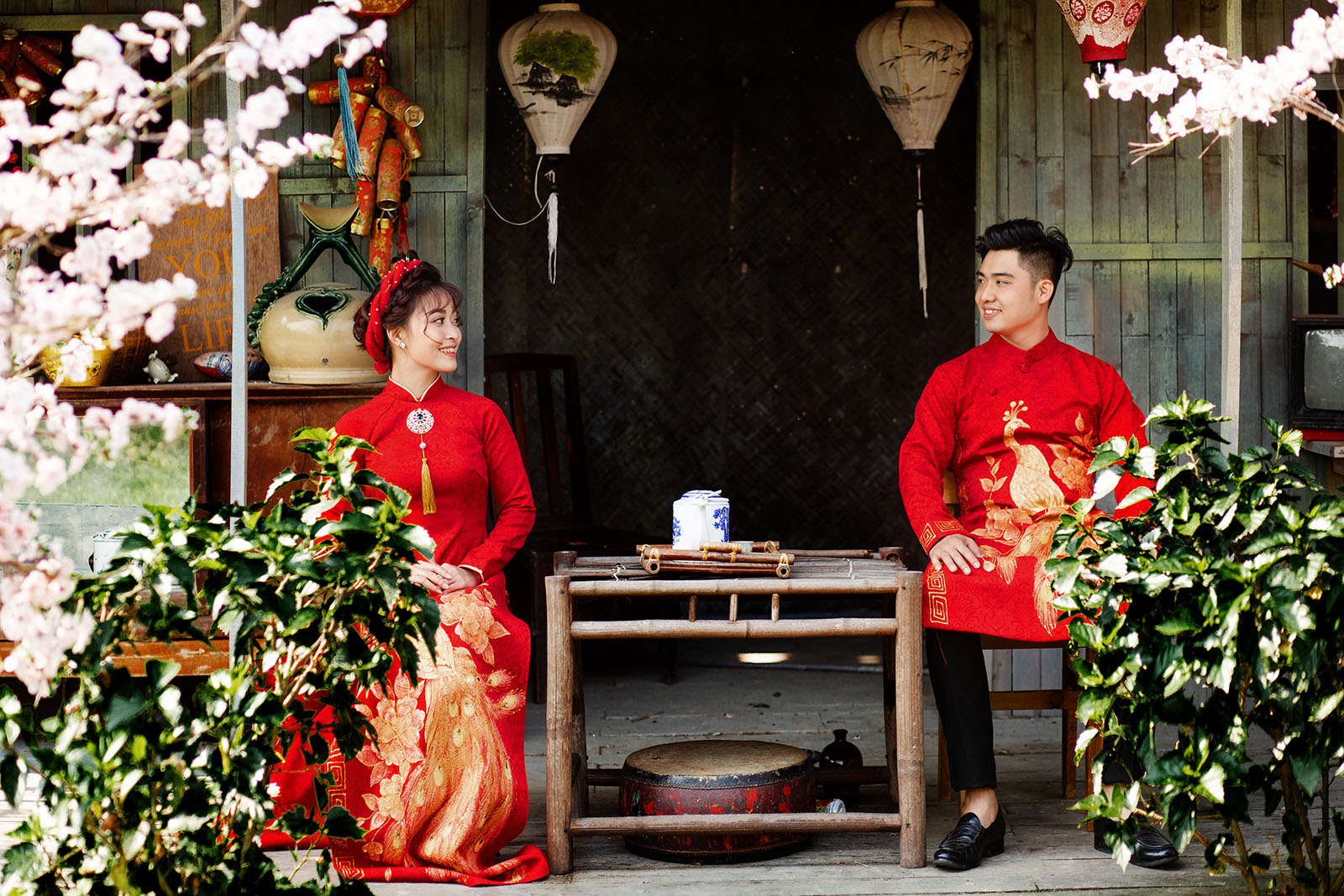 Cách tạo dáng chụp ảnh áo dài Tết duyên dáng, xinh đẹp