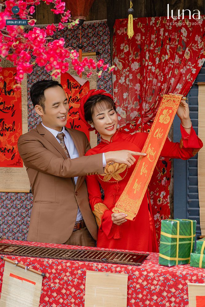 Trang trí góc chụp ảnh Tết với câu đối đỏ