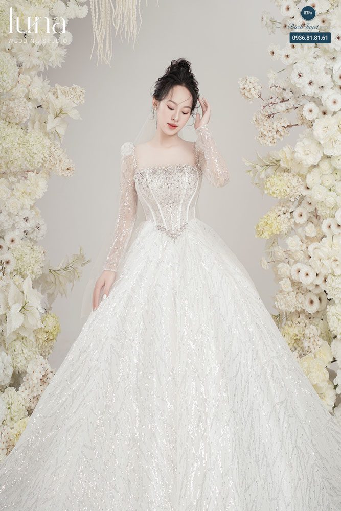 Váy cưới mùa xuân cổ vuông thanh lịch