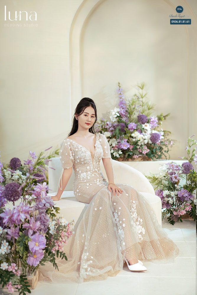 Váy cưới mùa xuân ren hoa tinh tế