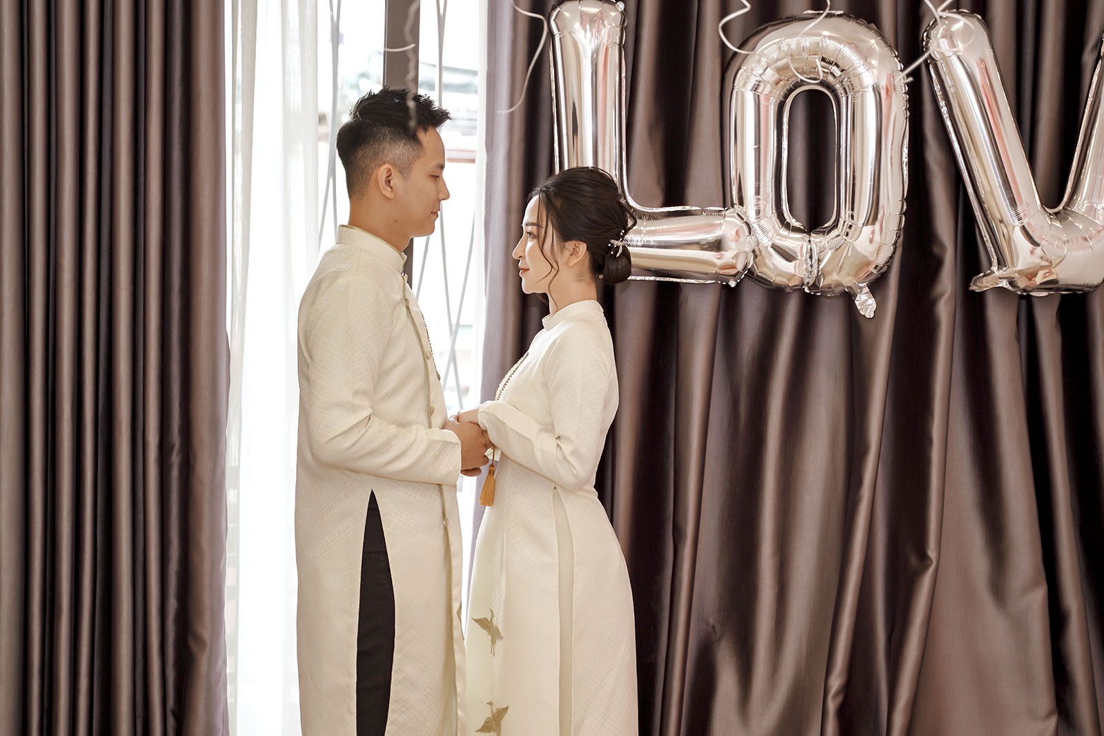 Bật mí cách lựa chọn áo dài ăn hỏi chuẩn đẹp cho cặp đôi