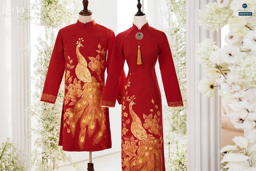 Áo dài đỏ thêu chim công 
