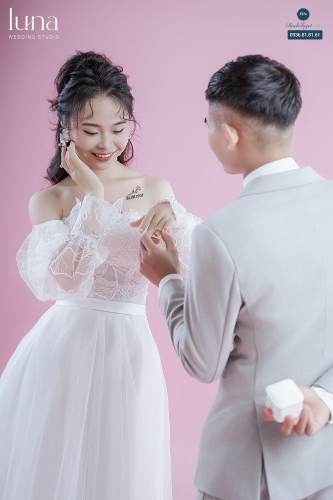 Chụp ảnh nhẫn cưới trao tay