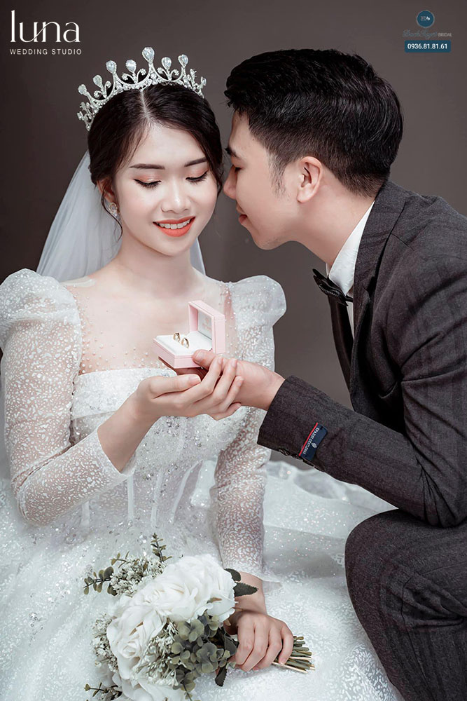 Chụp ảnh nhẫn cưới trên hộp nhẫn 