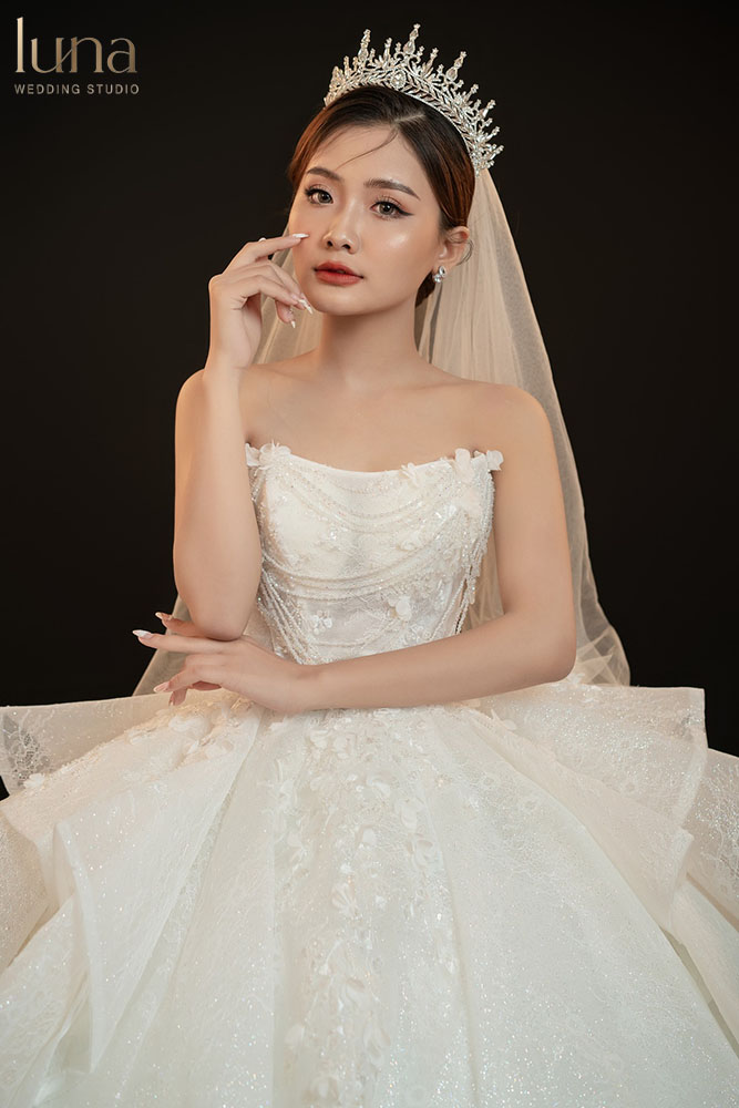 Tóc cô dâu Hàn Quốc rẽ ngôi chải mượt 