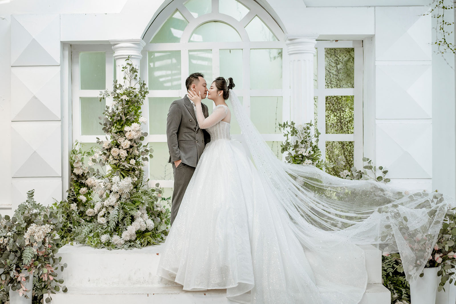 Tổng hợp các cách tạo dáng chụp ảnh cưới trong studio cực lãng mạn và hạnh phúc