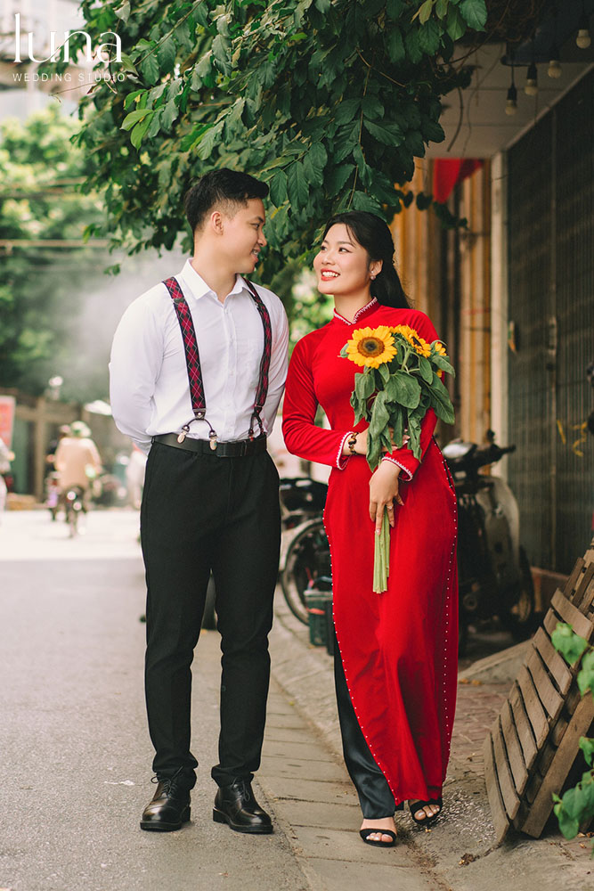 Tạo dáng di chuyển khi chụp ảnh với áo dài