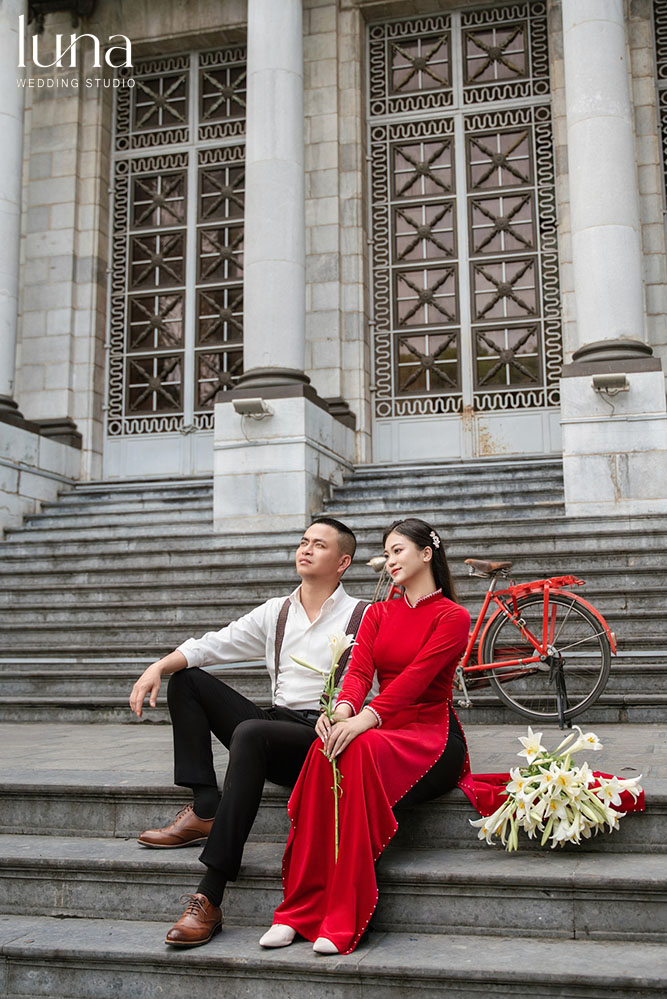 Tạo dáng ngồi khi chụp ảnh với áo dài