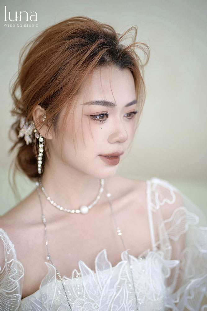 Tóc búi thấp đánh rối