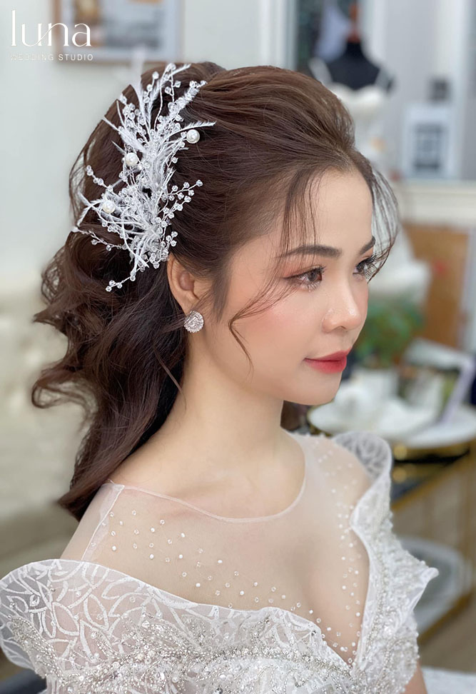 Tóc cột cao chải phồng 