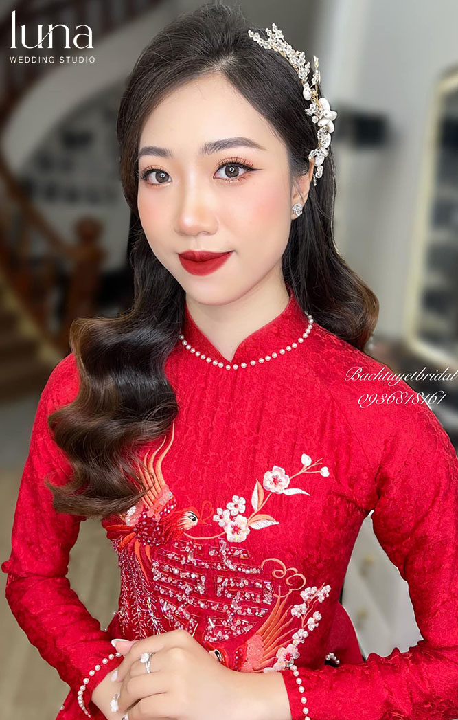 Tóc xoăn để lệch 
